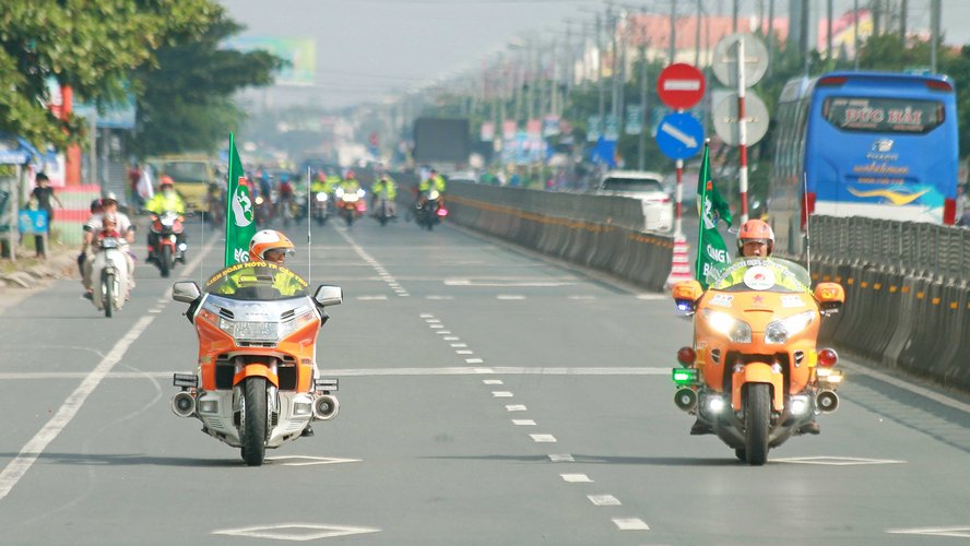 Lực lượng bảo vệ đường đua đã hỗ trợ đắc lực cho các VĐV tranh tài.