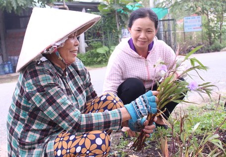 Bà Dung (bên phải) luôn gần dân, nghe dân, hiểu dân.