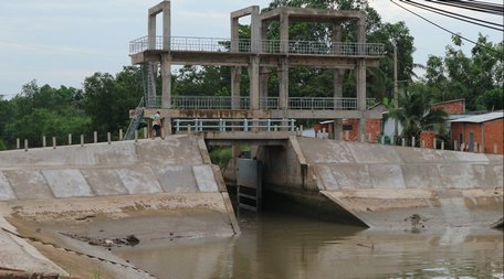  Cống hở trên rạch Cả Cầu ở ấp Long Thạnh nằm trong hệ thống cống hở chống lũ, ngăn mặn cho các xã Lục Sĩ Thành, Phú Thành.