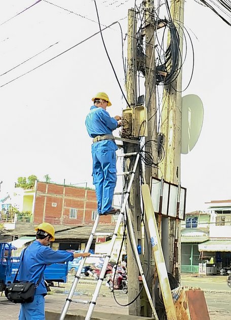 Việc sửa chữa dây cáp tốn nhiều thời gian và ảnh hưởng đến việc thông tin liên lạc của người dân.