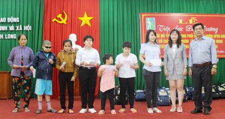 Những suất học bổng ấm lòng học sinh nghèo, thể hiện sự chăm lo của xã hội đến những hoàn cảnh khó khăn.