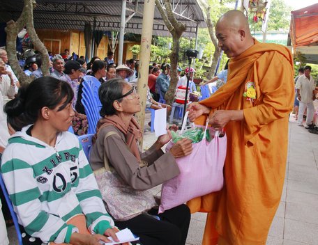 Những phần quà ấm áp nghĩa tình, thể hiện sự sẻ chia với cộng đồng.