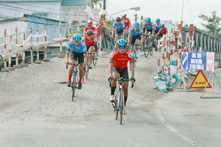  Các VĐV tranh tài chặng 2, đoạn qua huyện Thạnh Trị (Sóc Trăng).