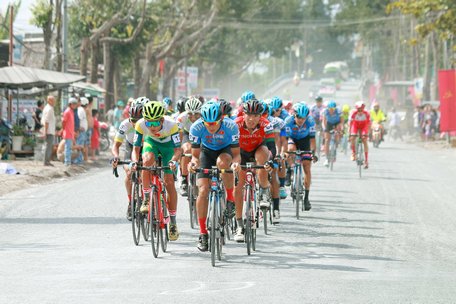 Các VĐV tranh tài chặng 2, đoạn qua huyện Long Mỹ (Hậu Giang).