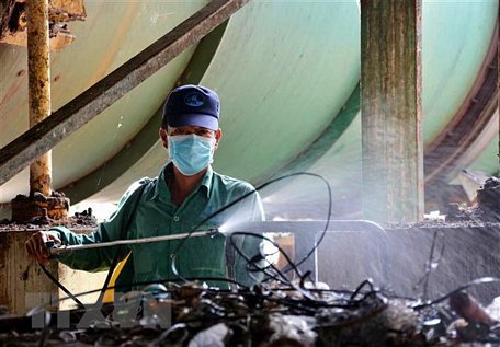 Quy trình phun chất khử mùi hôi tại nhà máy xử lý rác thải. (Ảnh: Huỳnh Thế Anh/TTXVN)