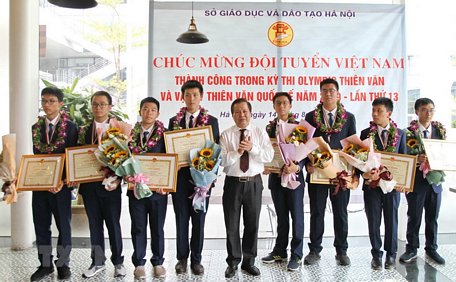 Đoàn học sinh chụp ảnh tại lễ đón. (Ảnh: Nguyễn Cúc/TTXVN)