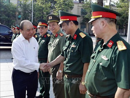  Thủ tướng Nguyễn Xuân Phúc với các cán bộ, sỹ quan chỉ huy Ban Quản lý Lăng Chủ tịch Hồ Chí Minh. Ảnh: Thống Nhất/TTXVN