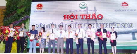 Lãnh đạo tỉnh Vĩnh Long trao chứng nhận đăng ký đầu tư, biên bản ghi nhớ với các nhà đầu tư.