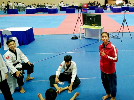 Các VĐV Vĩnh Long (Lê Khánh Hân, áo đỏ) khởi động tại Nhà thi đấu.