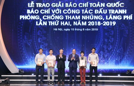 Thủ tướng Nguyễn Xuân Phúc, Thường trực Ban Bí thư Trần Quốc Vượng trao giải Nhất cho các tác giả đoạt giải. Ảnh: VGP/Quang Hiếu