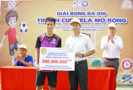  Ông Vương Tấn Minh Khoa- Chủ tịch Hội đồng quản trị Công ty CP Đầu tư giáo dục Cela (phải) trao học bổng trị giá 500 triệu đồng.