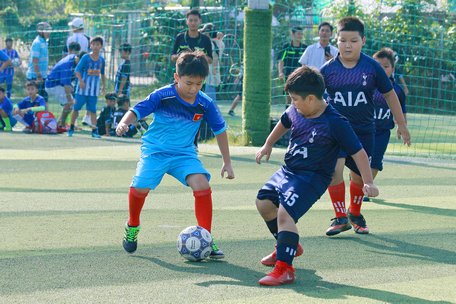  Pha tranh bóng trong trận đội Phan Bội Châu AIA- Vĩnh Long (áo sậm) trước đội Ninh Kiều TP Cần Thơ.