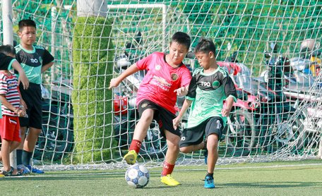  Pha tranh bóng trong trận đội The Win Cà Mau (áo xanh)- Lê Thánh Tông Cần Thơ.