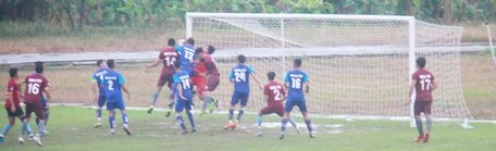 Quốc Trung (số 14- áo đỏ) của Mang Thít đánh đầu gỡ hòa 1- 1.