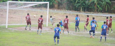 Thành Luân (số 5- áo xanh)  ghi cú đúp ở giây cuối cùng của trận đấu, gỡ hòa 2- 2 cho Trà Ôn.