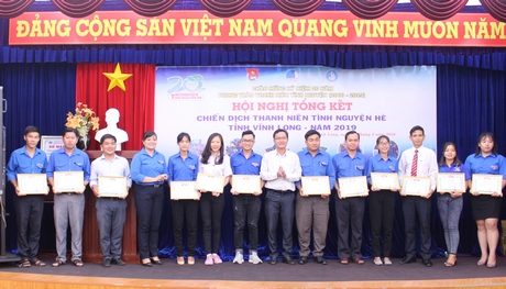 Tỉnh Đoàn khen thưởng cho các tập thể có thành tích xuất sắc trong Chiến dịch Thanh niên tình nguyện hè