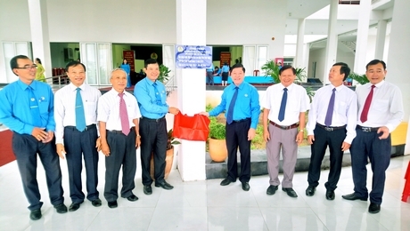 Bí thư Tỉnh ủy- Trần Văn Rón và Chủ tịch Liên đoàn Lao động tỉnh- Huỳnh Bá Long gắn biển công trình Nhà Văn hóa Lao động tỉnh.