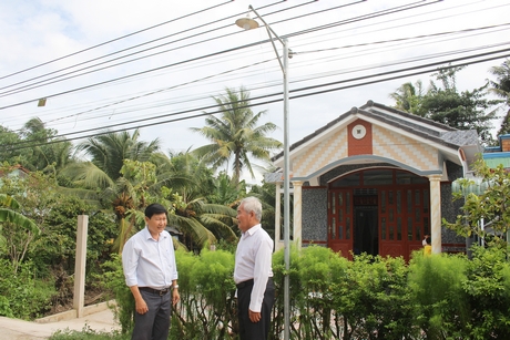 Tuyến đường ở ấp Tân Hòa ngày càng đẹp và sáng hơn.