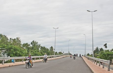 Đến nay, điện thắp sáng đã kéo về hầu hết các tuyến đường chính của xã Tân Quới.