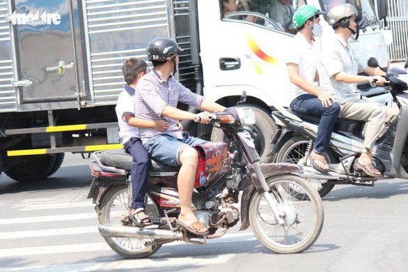 Các trường hợp chở trẻ em đầu trần đến trường sẽ bị phạt - Ảnh: MẬU TRƯỜNG