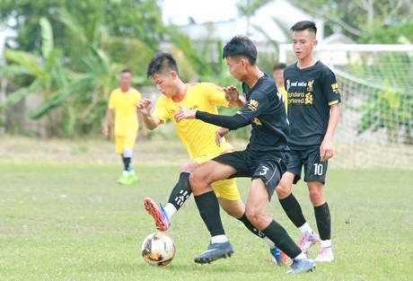 Pha tranh bóng trong trận bán kết 1, giữa Vũng Liêm (áo vàng) gặp Tam Bình.