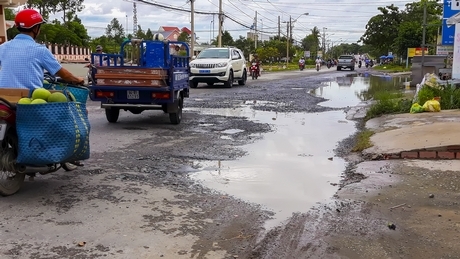 Các phương tiện di chuyển rất khó khăn mỗi khi qua những “điểm đen” này.