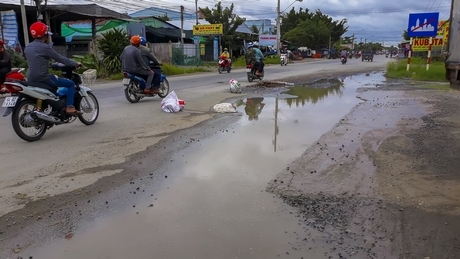 “Hố” sâu và rộng tựa “ổ voi”... “bẫy” người đi đường.