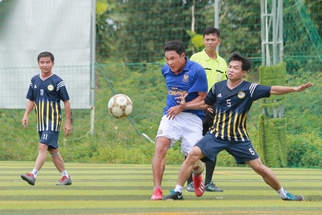 Pha tranh bóng trong trận chung kết giữa Gà Công nghiệp FC (Long Hồ, áo sáng) gặp Tri Tôn (An Giang).