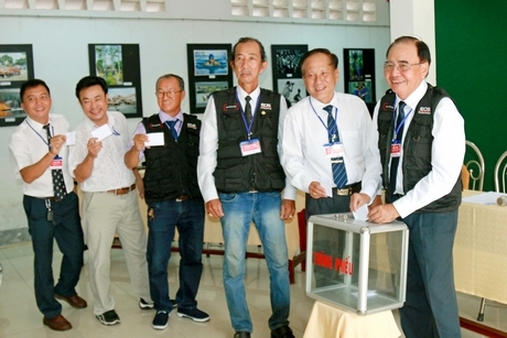 Các hội viên bỏ phiếu bầu BCH Chi hội NSNA Việt Nam tỉnh Vĩnh Long khóa VII, nhiệm kỳ 2019- 2024. 