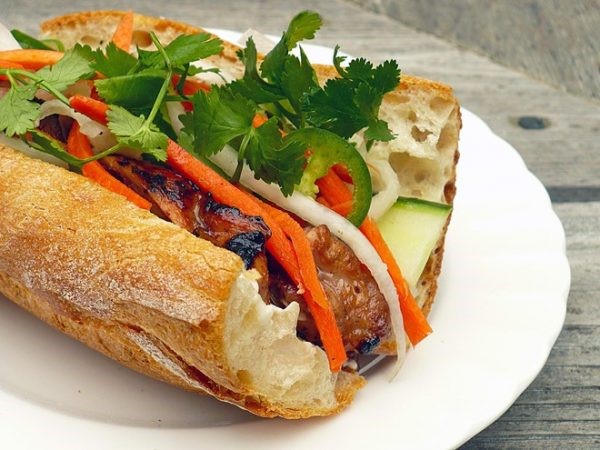 Bánh mì nem nướng là món ăn lạ miệng bạn nhất định nên thử khi đến Cần Thơ. Ảnh: I.T