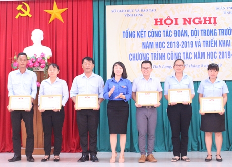 7 Khen thưởng cho các giáo viên- Tổng phụ trách Đội xuất sắc đạt danh hiệu Huấn luyện viên cấp 1 Trung ương