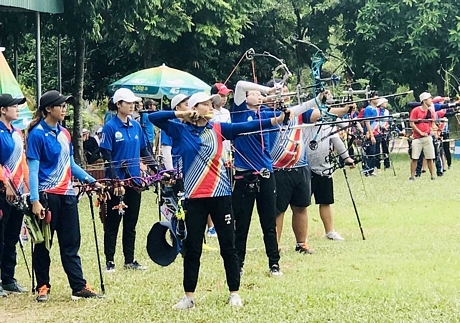 Các VĐV nữ Vĩnh Long tranh chung kết với đội Hà Nội.