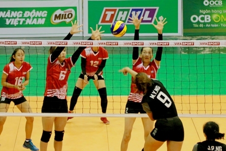 Pha tranh bóng trong trận THVL (áo đỏ) thắng Singapore với tỷ số 3-0.