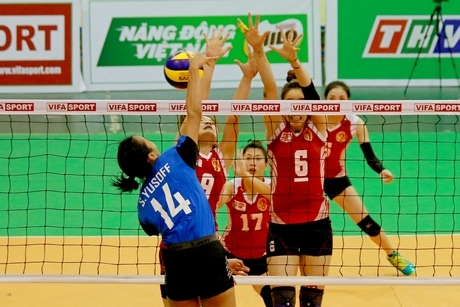  Pha tranh bóng trong trận Kinh Bắc (Bắc Ninh, áo đỏ) thắng Singapore với tỷ số 3-0.