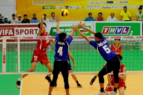 Pha tranh bóng trong trận Sanet Khánh Hòa (áo xanh) gặp Hà Bắc (Trung Quốc).