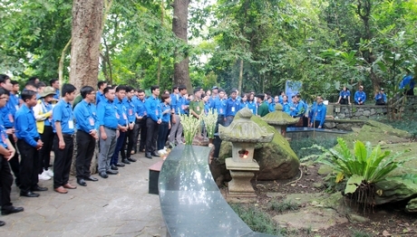 Các đảng viên trẻ tiêu biểu toàn quốc tại Di tích Đá Chông- nơi ghi dấu tài lãnh đạo quân sự của Bác.