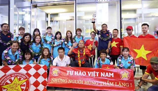 Các nữ cầu thủ Việt Nam trong vòng tay người hâm mộ