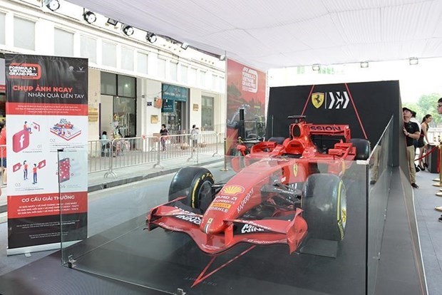 Siêu xe F1 của Ferrari được giới thiệu với người hâm mộ Việt Nam tại phố đi bộ Hồ Gươm ngày 8/6.(Ảnh: PV/Vietnam+)(Ảnh: PV/Vietnam+)