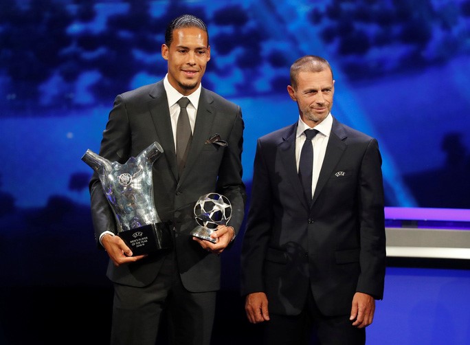 Van Dijk và 2 danh hiệu bên cạnh chủ tịch UEFA Aleksandr Ceferin
