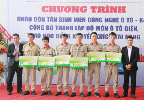 Các công ty, doanh nghiệp hỗ trợ học bổng cho sinh viên của trường dự thi kỳ thi tay nghề quốc gia.