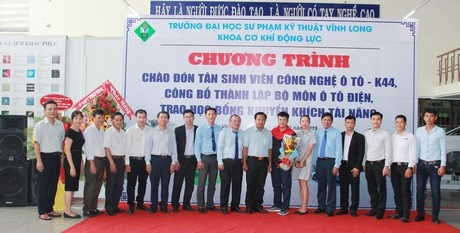 Các đại biểu chụp ảnh ra mắt khoa mới.