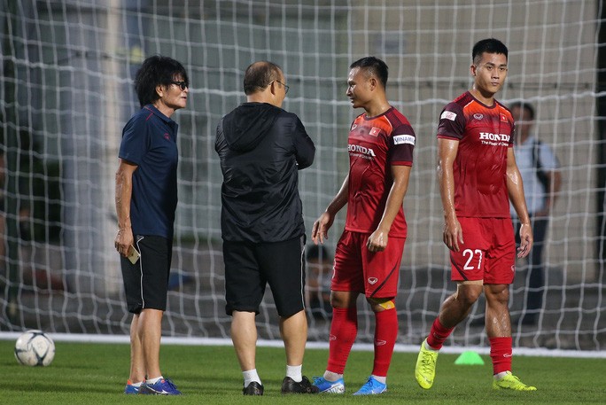 HLV Park Hang-seo và bác sĩ Choi Ju-yong chia sẻ cùng Trọng Hoàng
