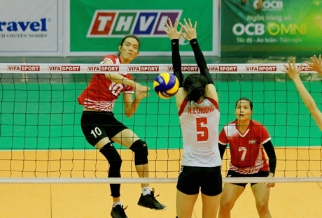 Pha tranh bóng trong trận THVL (áo đỏ) thắng Kinh Bắc (Bắc Ninh) 3-2.
