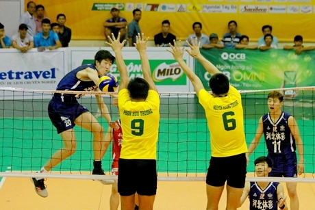 Trận tranh hạng 3 giữa XSKT Vĩnh Long (áo vàng) thắng Hà Bắc (Trung Quốc) 3-1.