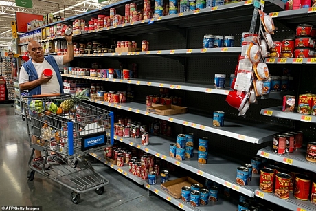 Siêu thị Walmart ở Tây Miami đang hết nhiều mặt hàng do người dân tích trữ phòng bão. Ảnh: AFP/Getty Images