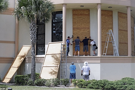 Các cửa kính tại Nhà thờ Santa Maria del Mar tại Flagler Beach, Florida, được che chắn bằng ván gỗ. Ảnh: AP  