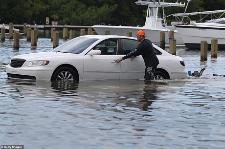 Bãi biển Miami đã ngập sâu do thuỷ triều lớn nhất trong năm. Ảnh: Getty Images 