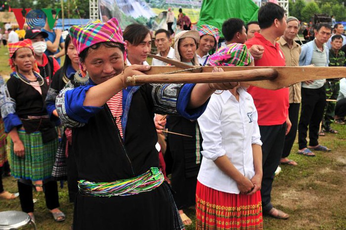 Trong đó các trò chơi dân gian như bắn nỏ, tù lu, đẩy gậy, kéo co, múa khèn... là hoạt động chính dành cho đồng bào.