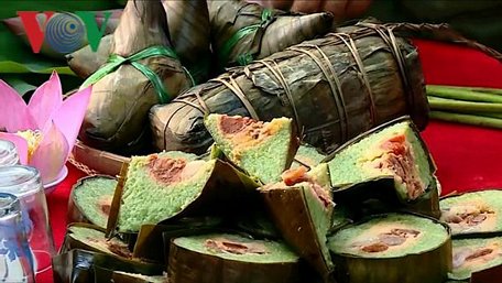  Làm bánh tét trong ngày giỗ Bác