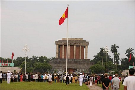  Người dân đứng chào cờ Tổ quốc trên Quảng trường Ba Đình, sáng 2/9/2019. Ảnh: Văn Nam/TTXVN phát